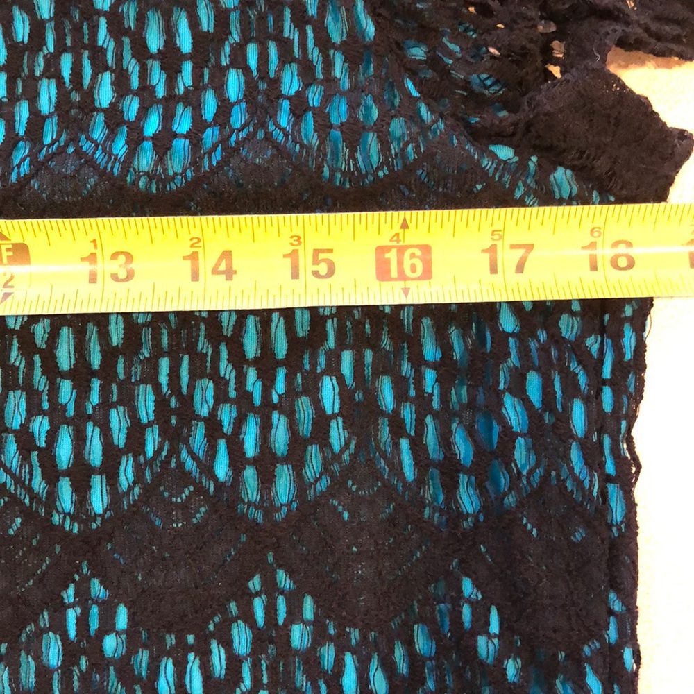 LOFT CROCHETED LACE SHORT SLEEVE BLOUSE BLACK OVER TEAL BLUE LINER SIZE M - Picture 8 of 10